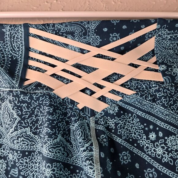 Fabletics Leggings Sz Large Blue Bandana Stretchy Athletic Workout Pull On Pants - Picture 10 of 13